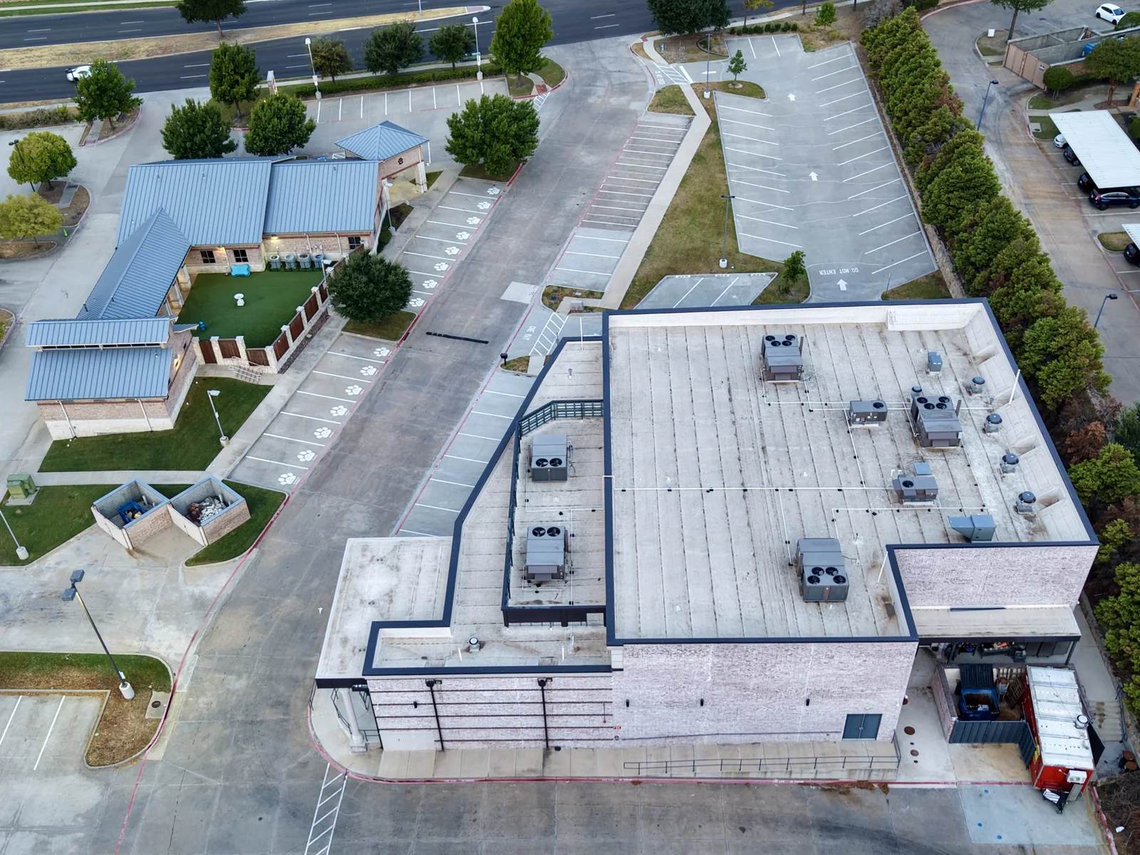 Flat roof and rooftop units